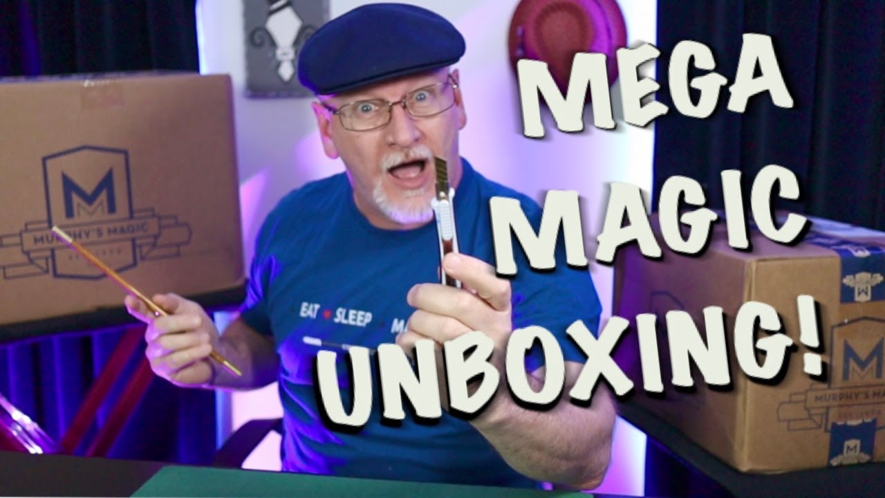 Распаковка магии на 5000 долларов! Крупный план, сцена, гостиная, карты, аксессуары и книги