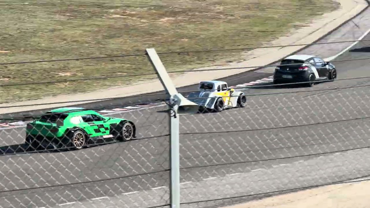 🔥 Sessions libres au Circuit de Lédenon : Auto VS Moto en MODE ATTAQUE !