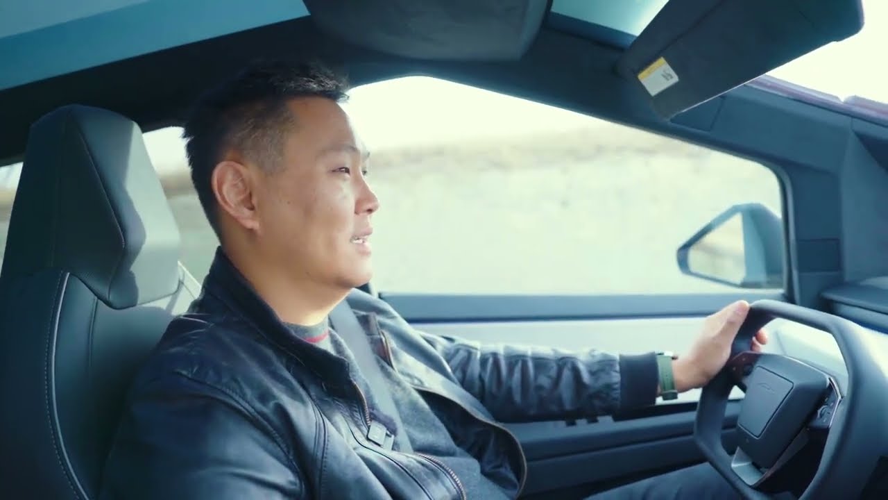 Tesla Cybertruck-ийг унаад үзье