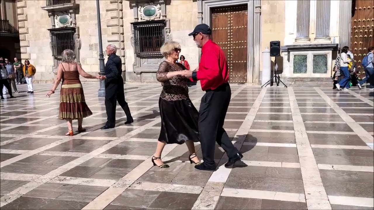 Bailando en Plaza Nueva