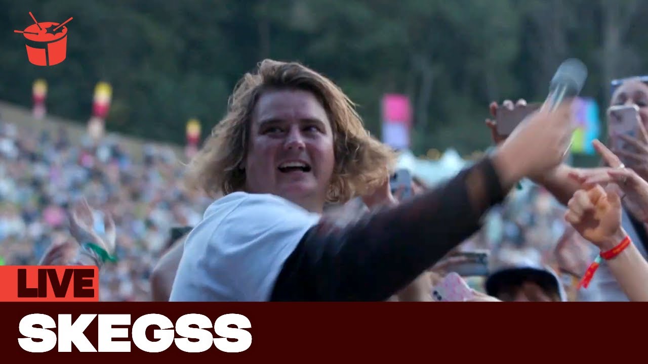 Toby's last song with SKEGSS ('New York California' live at Splendour)