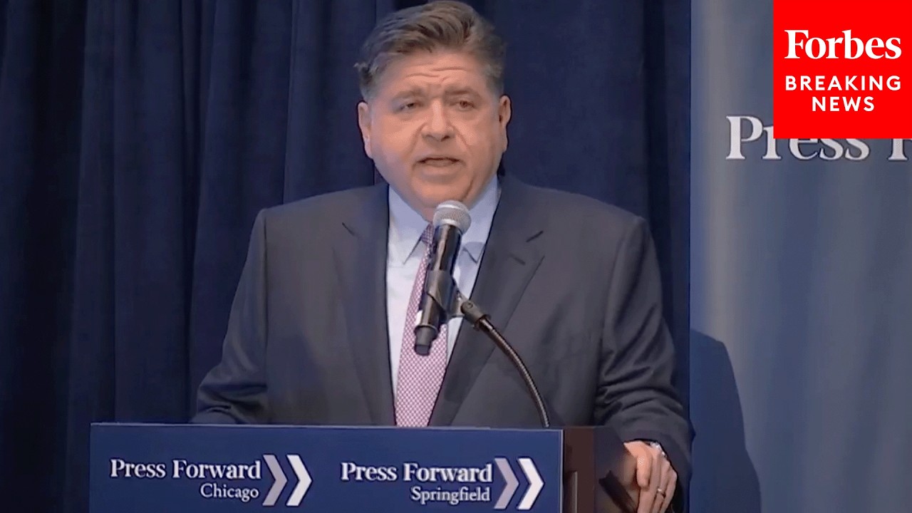 Срочная новость: Губернатор Джей Би Прицкер выступил с речью на саммите местных новостей штата Ил...