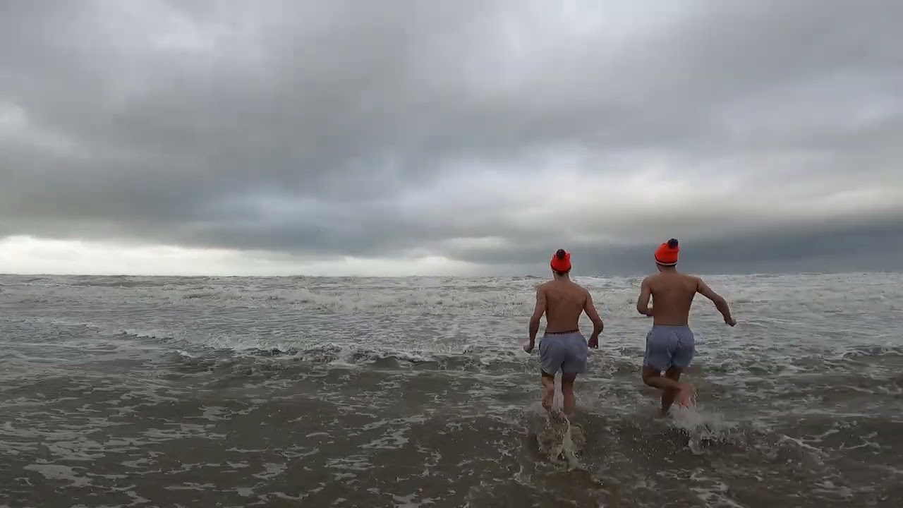 Nieuwjaarsduik Zandvoort 2026 afgelast, toch gegaan
