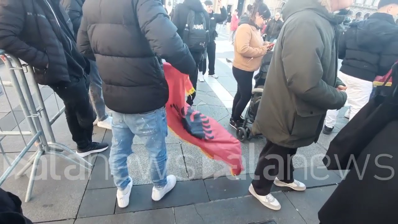 Milano, albanesi in festa per i 111 anni d'indipendenza: canti e balli in piazza Duomo