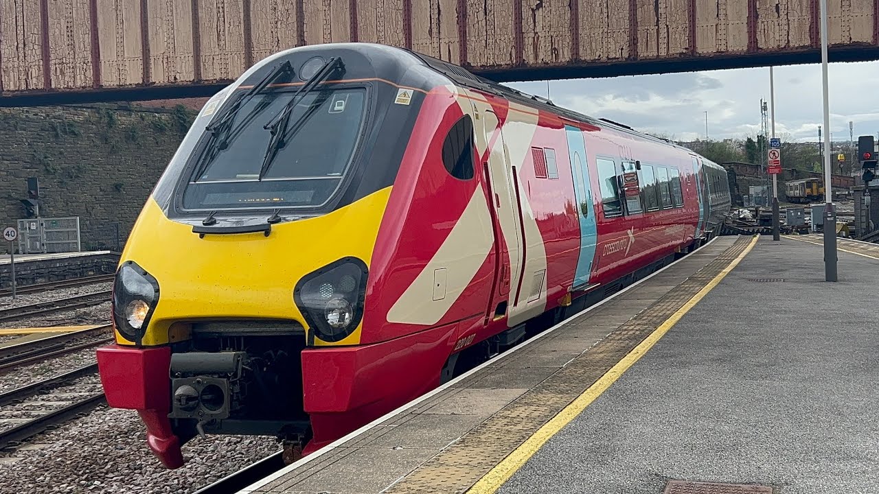 220027 + 220005 XC arriving Sheffield railway station 