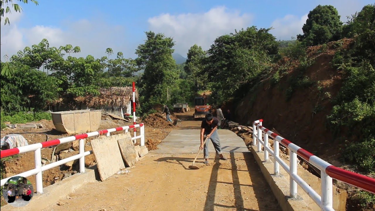 Nhật Ký Cầu Khe Trang (T58) Bà con đắp lề đường dẫn - Vào Bản Hái rau rừng cảnh cuộc sống yên bình