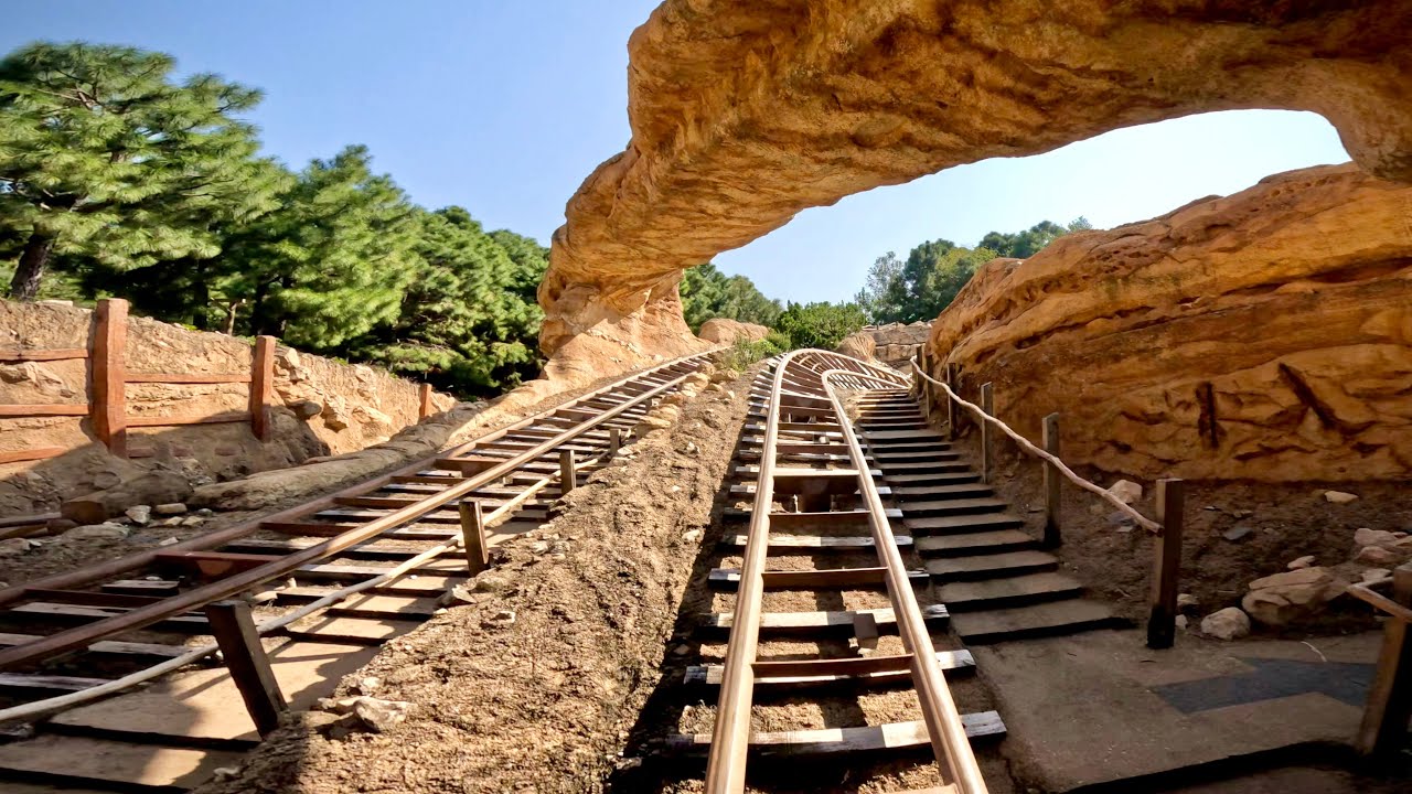 Big Grizzly Mountain Runaway Mine Cars 先頭 on-ride POV (乗車映像) / 香港ディズニーランド