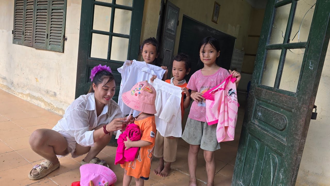 Girl repairs school equipment, buys gifts for poor students in disadvantaged areas
