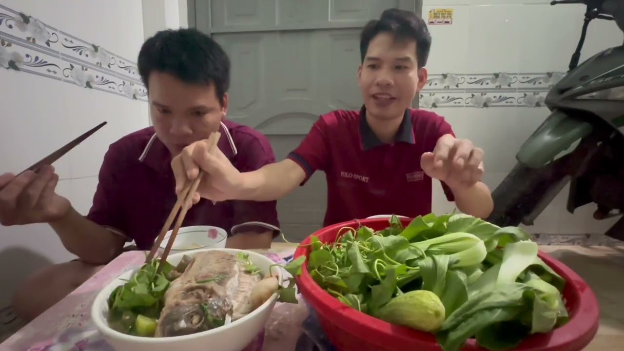 Thịt cá rô phi kho mắm ăn cùng rau sống