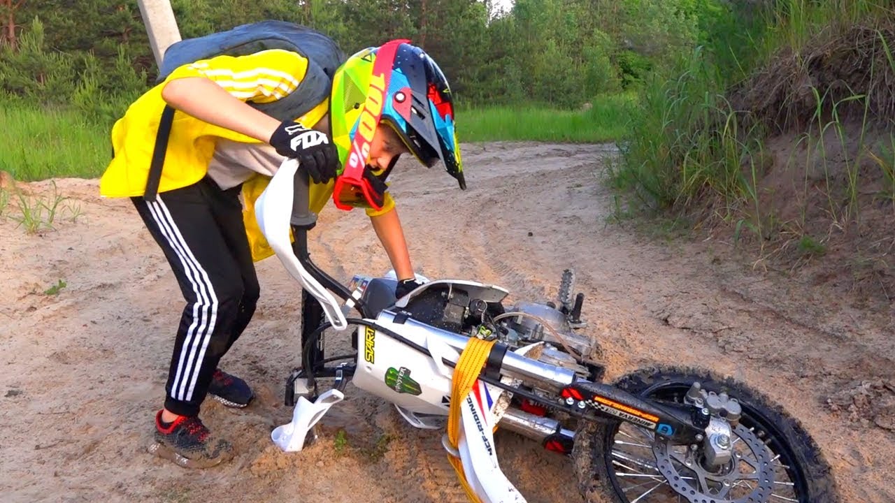 ПРОГУЛЯЛ школу...Сломал Пит-Байк... ЗЛОЙ папа!!! I walked the school ... I broke the Pit Bike ...