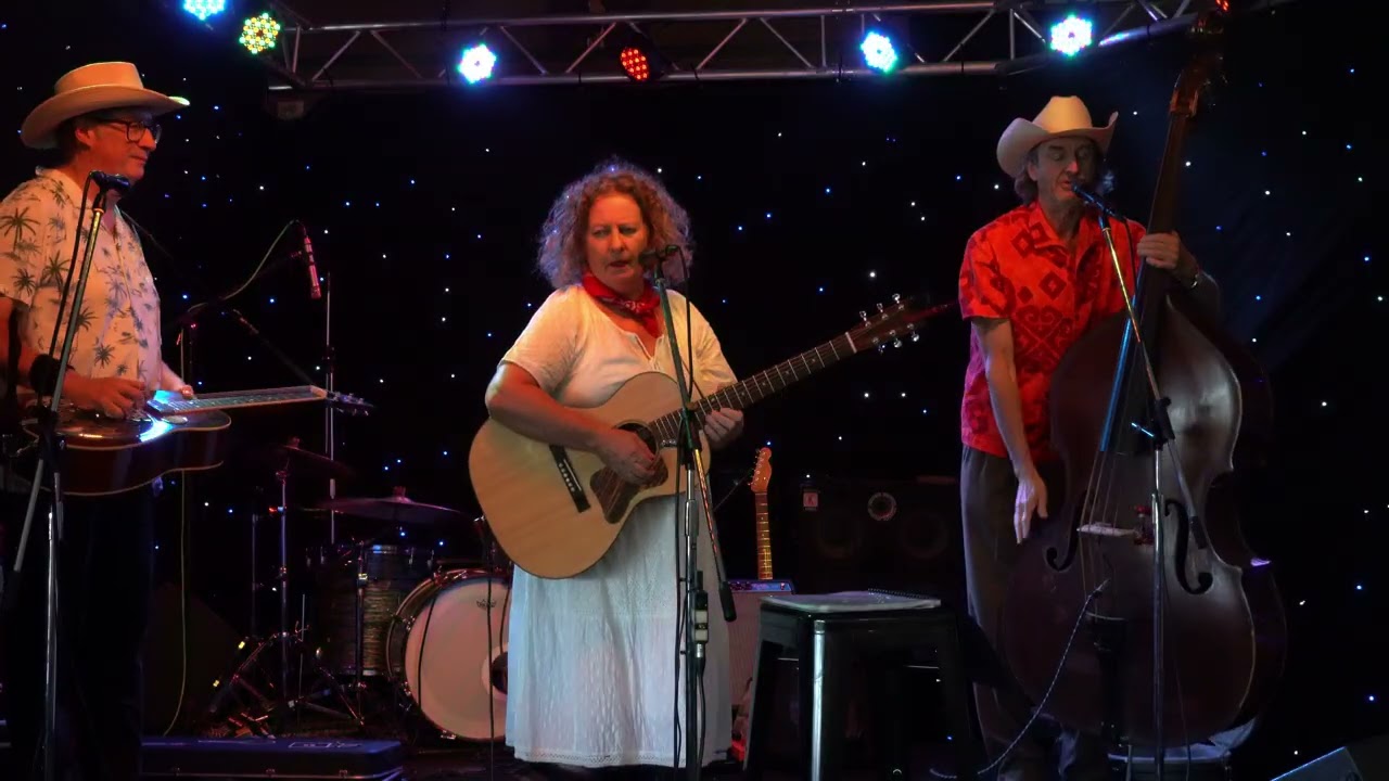 The Cartwheels are Golden Guitar winners Wendy Phypers & Dave Patterson.video  C0043