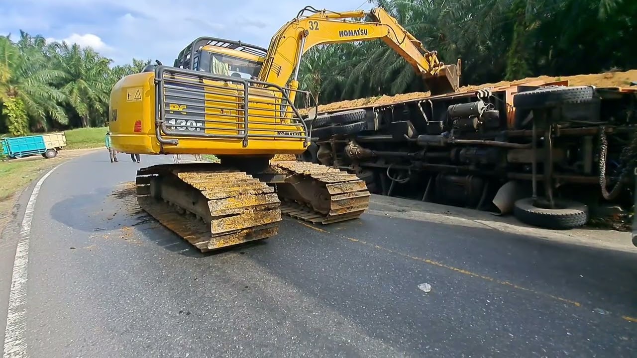 Evakuasi-- Roda Besi Duet Trailer Tarik Truck Terbalik..