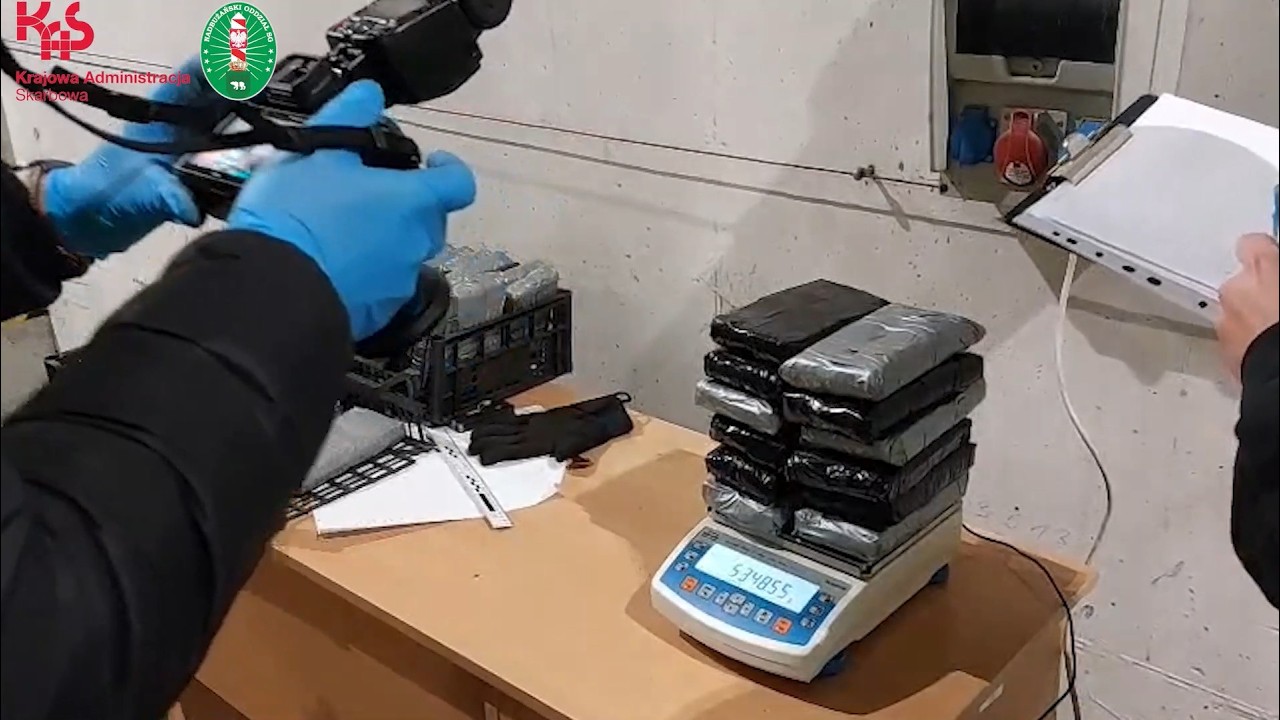(audiodeskrypcja) KAS i SG przejęły ponad 111 kg haszyszu