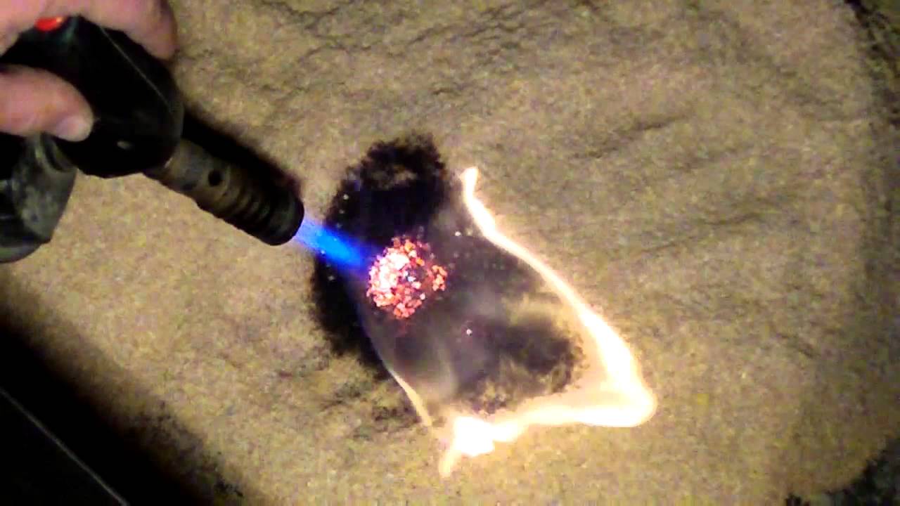 R&auml;ucherlade mit der L&ouml;tlampe entz&uuml;nden
