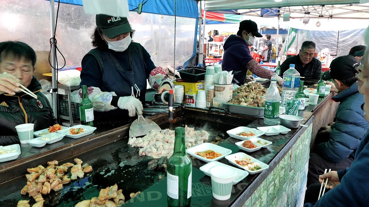 누린내 하나도 없어요! 소주 포함 1인당 10,000원입니다! 20, 30대들도 찾아와요. 돼지부속 / Grilled pork refills / Korean street food