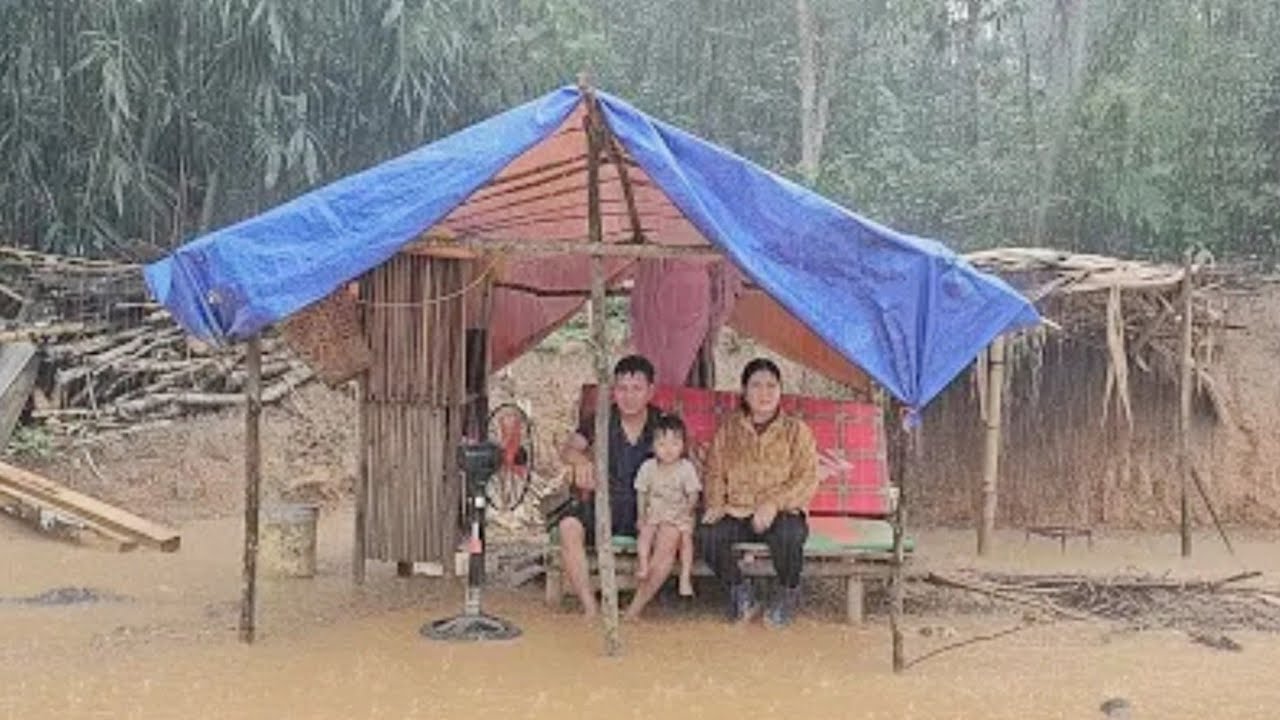The young couple and their son overcome the storm to build their dream home /Small Family Life/