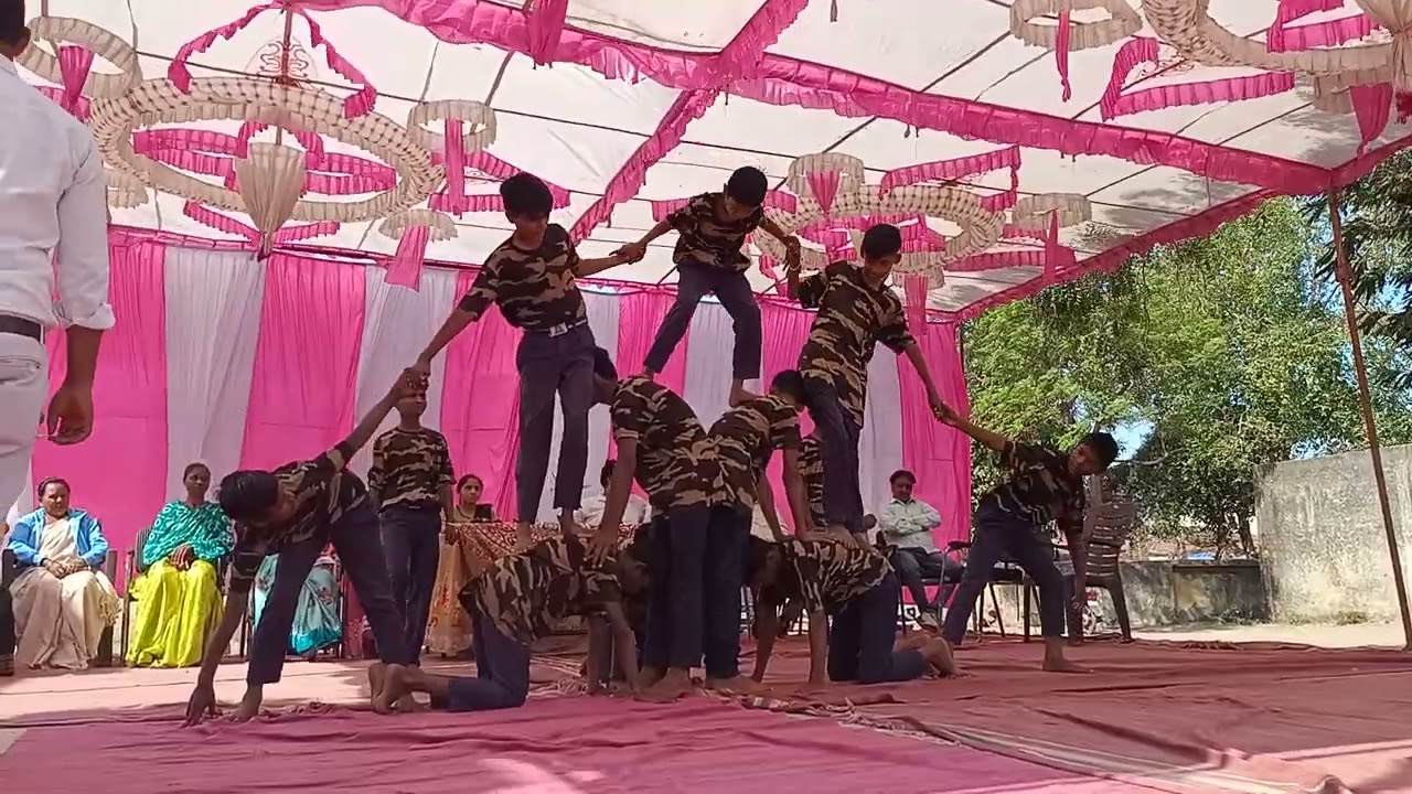 Maa Tujhe Salaam. Pyramid Dance