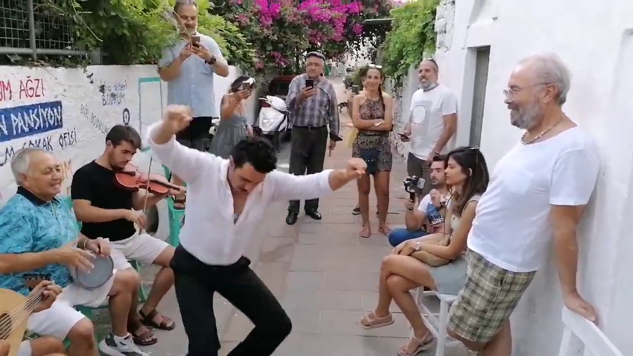 Napıddurun pansiyon film ekibinden muhteşem Bodrum oyunları & Türküleri gösterisi