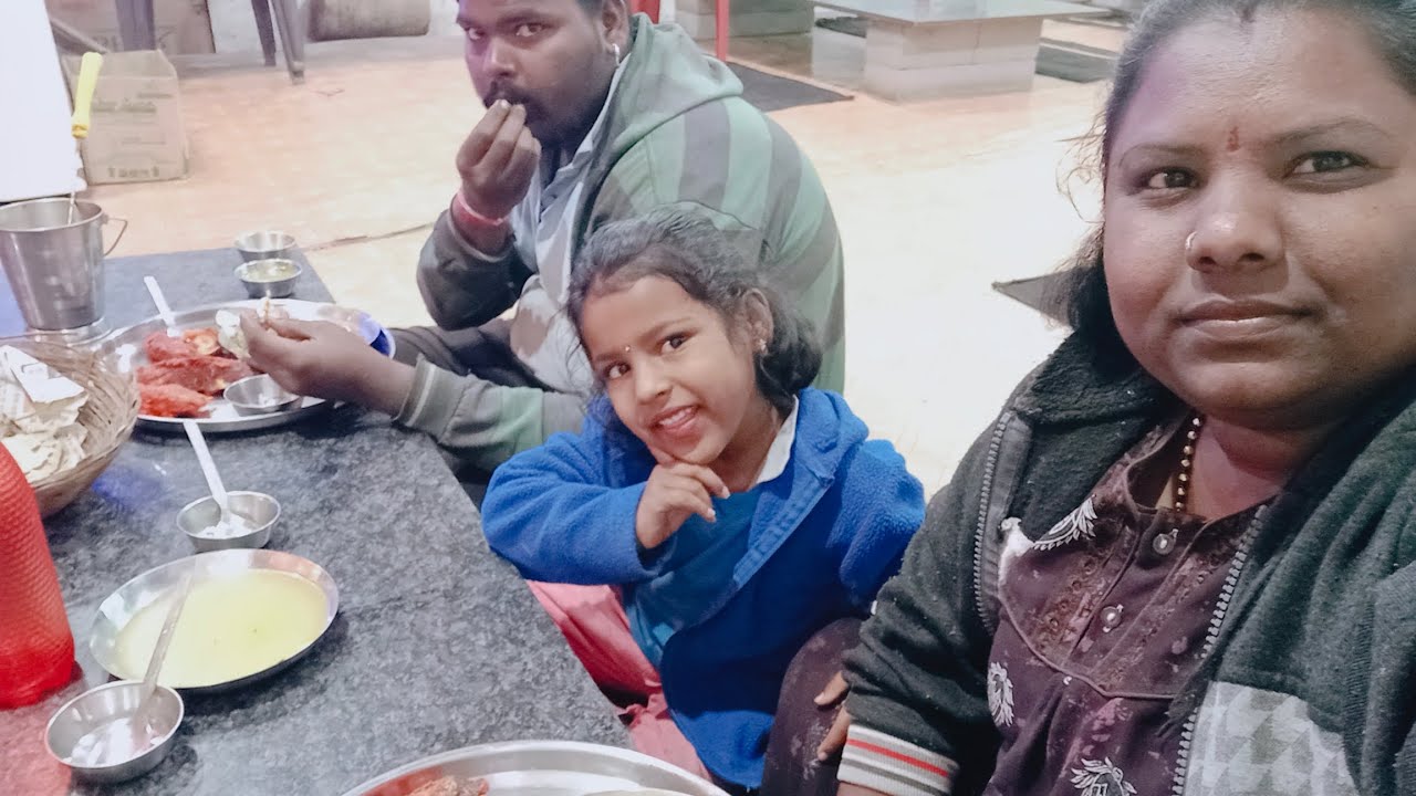 आजचा बेत हॉटेलवर माशाचा रस्सा कडक मासा सुका मासा तरी सोप बाजरीची भाकरी कांदा लिंबू भात 👌😋
