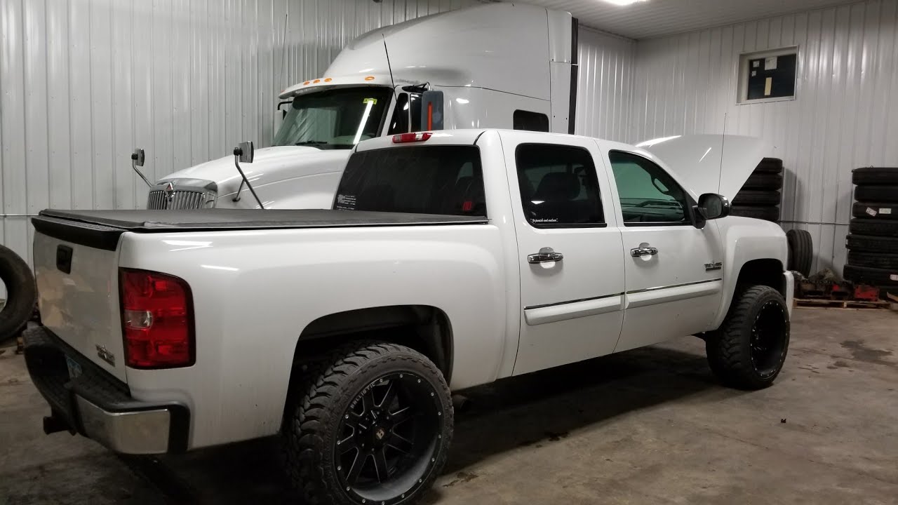 Chevy Silverado.
22x12 Ballistic wheels.
33x12.50 Toyo M/T Open Country tires.