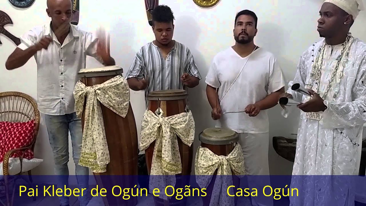 Pai Kleber de Ogum e Ogãns Tocam a ramunha .