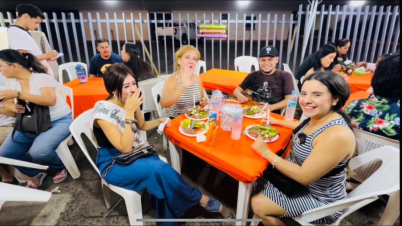 disfrutamos del pregón  del desfile del correo en Sonsonate, con buenos amigos @stephanyVlogs
