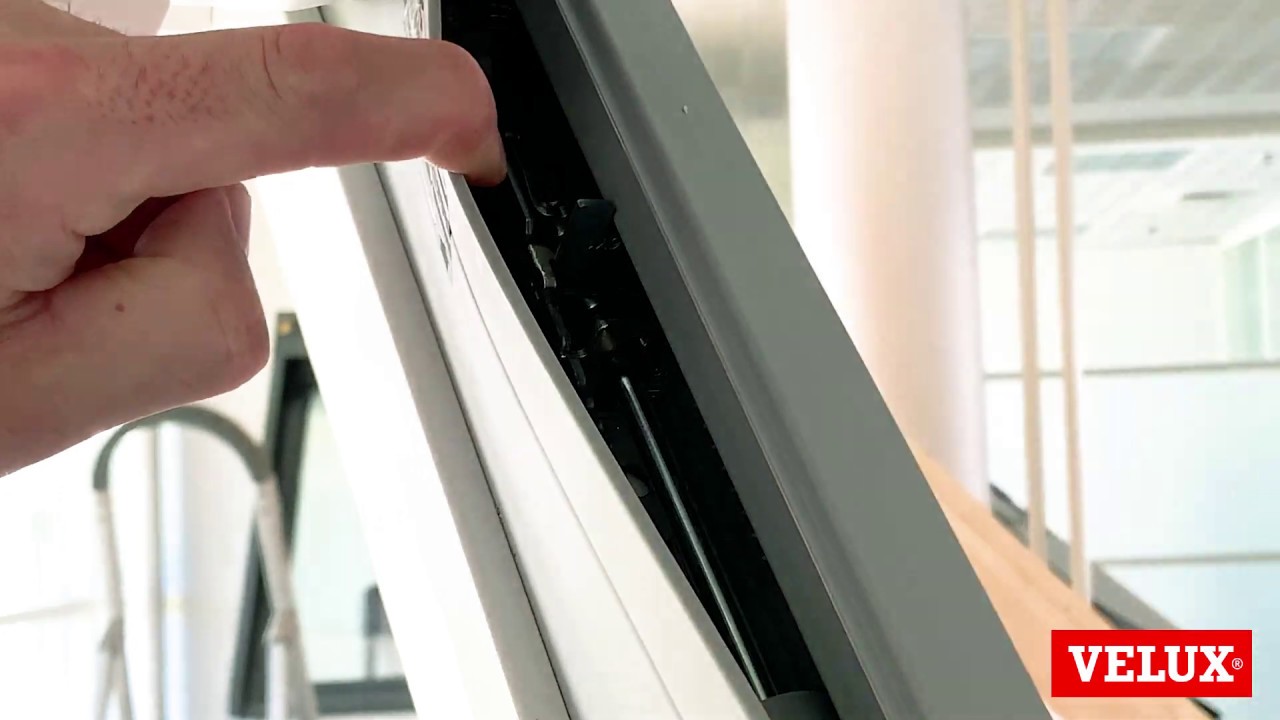 Lifting Device - hook engagement on a VELUX top hung roof window