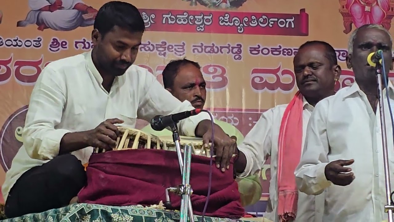 ಸತ್ಯಪ್ಪ ಬಸಳಿಗುಂದಿ ಇವರು ಶ್ರೀ ಗುಹೇಶ್ವರ ಜಾತ್ರಾ ನಿಮಿತ್ತ ತಮ್ಮ ಅದ್ಬುತ ಕಂಠದಿಂದ ಭಜನಾ ಸೇವೆ ಸಲ್ಲಿಸಿದ ಸಂದರ್ಭ
