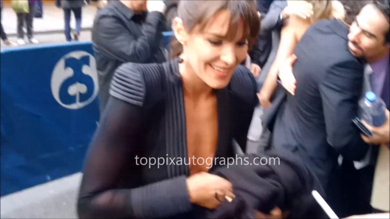 Kelli Barrett signs autographs for TopPix