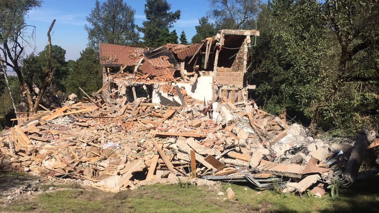 Derrumban casas de ex funcionarios construidas en suelo de conservación del Ajusco