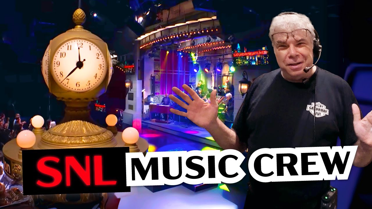 На сцене с музыкальной командой SNL.