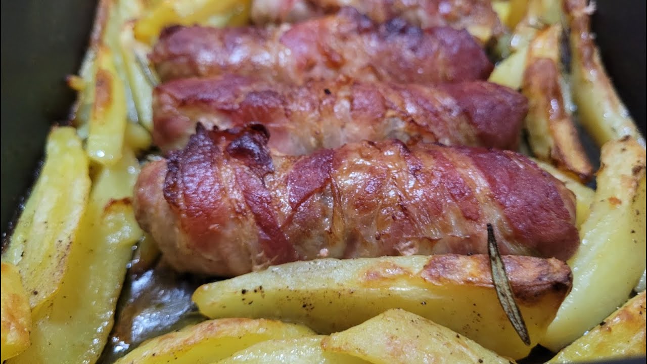 Salsicce ripiene di mozzarella arrotolate nel bacon e cotte al forno con le patate 👌😉