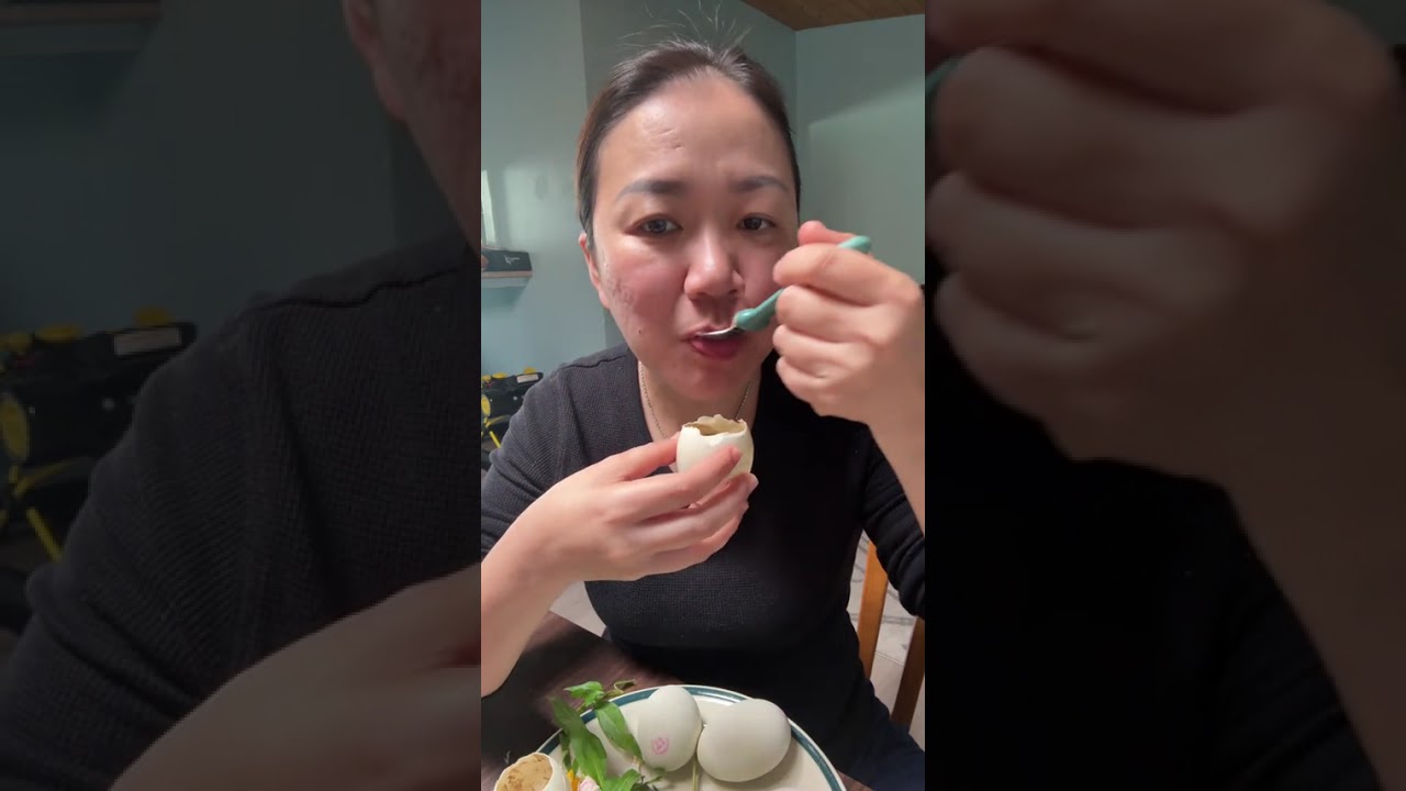 Hột vịt lộn và dâu :) 