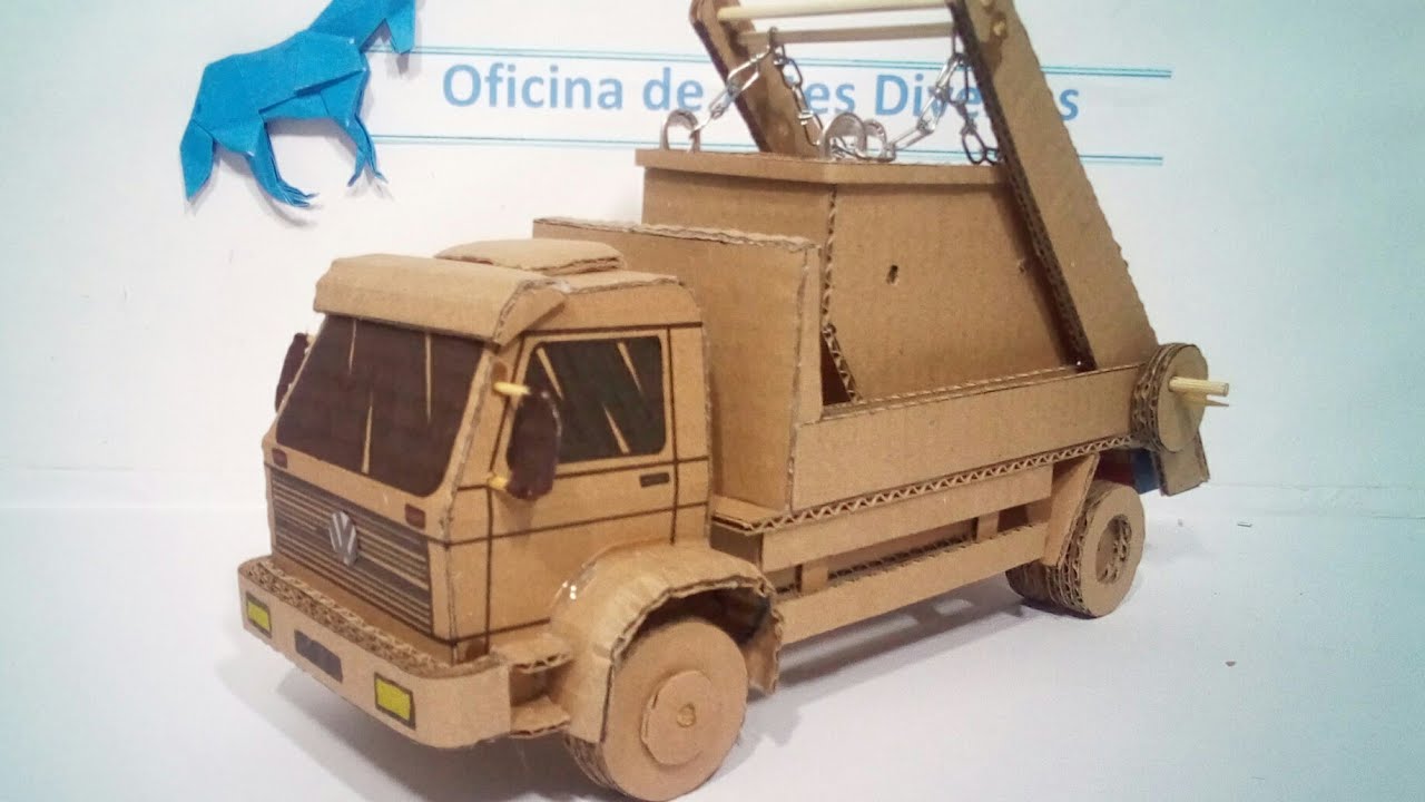 Caminhão de papelão carregador de entulho