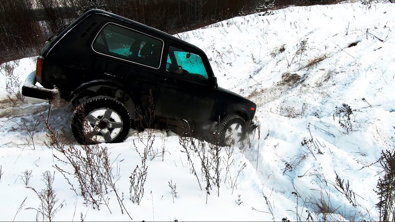 CHEVROLET NIVA VS LADA 4x4 (Niva Legend) выезд по снежным горкам