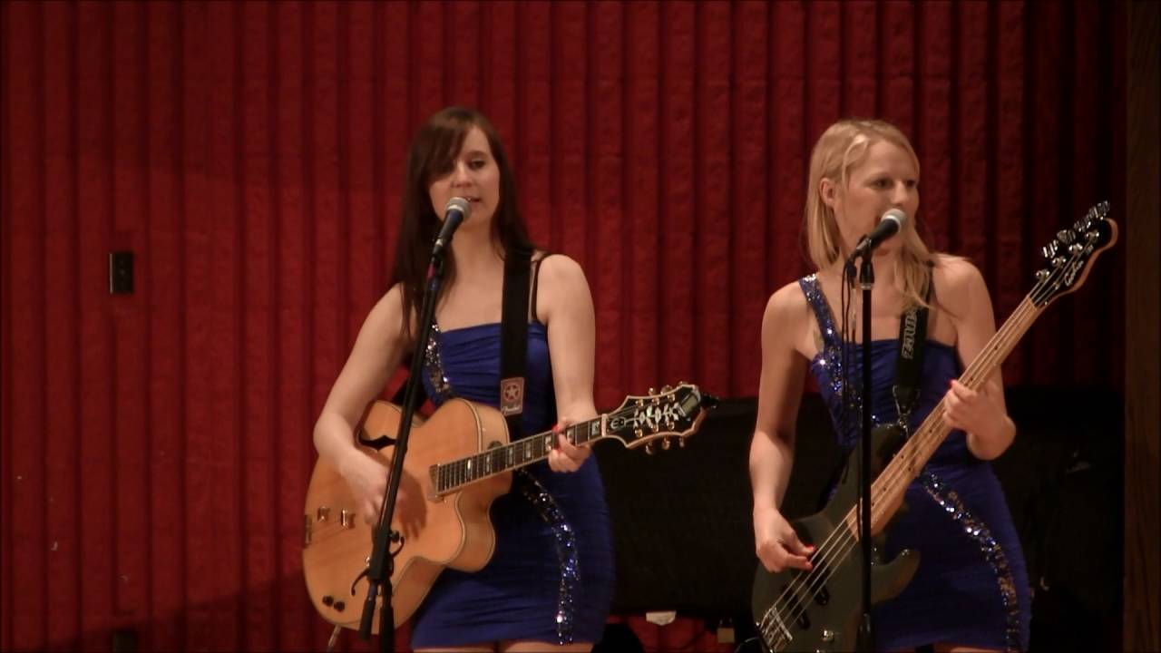 Navihanke performing a slow song live in St  Paul Minnesota in April 2014