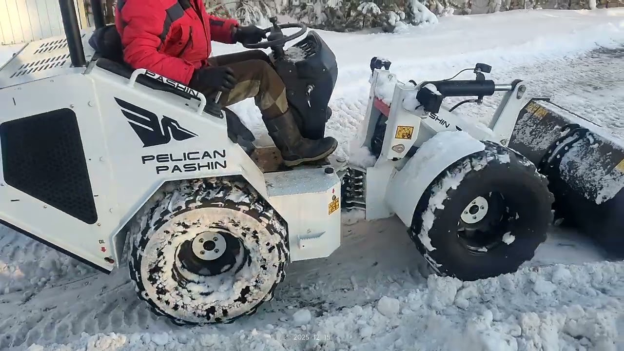 Чистим снег почти танком