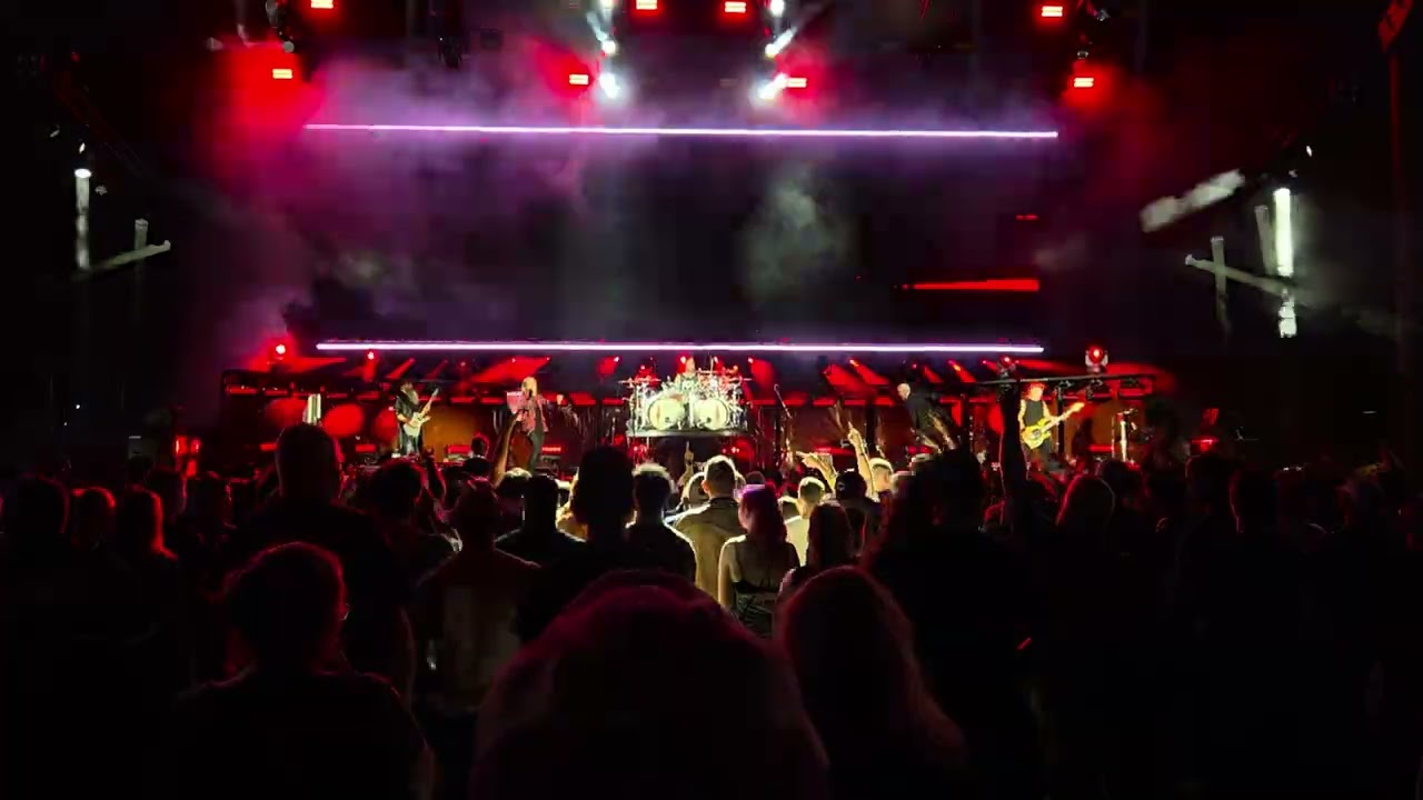 Three Days Grace - Mayday (Live)
