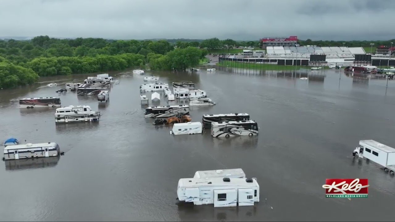 Crews scramble to remove RVs from flooding at Husets Speedway