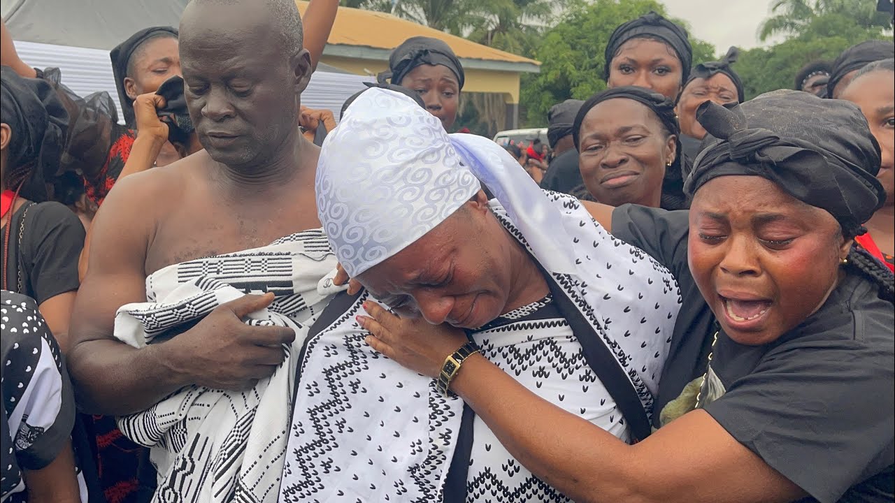 Yaa Baby’s Mother Break Down in Tears at her daughter’s Funeral 😭💔 