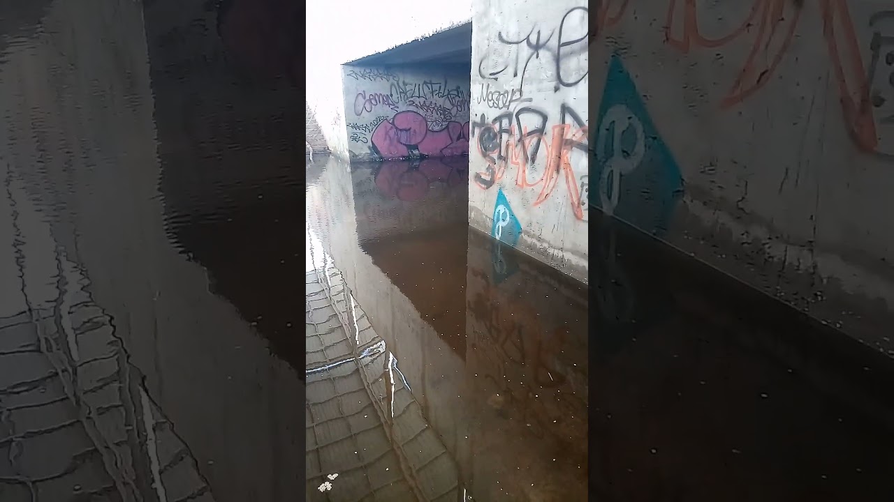 Вода в підземному переході майже по коліна