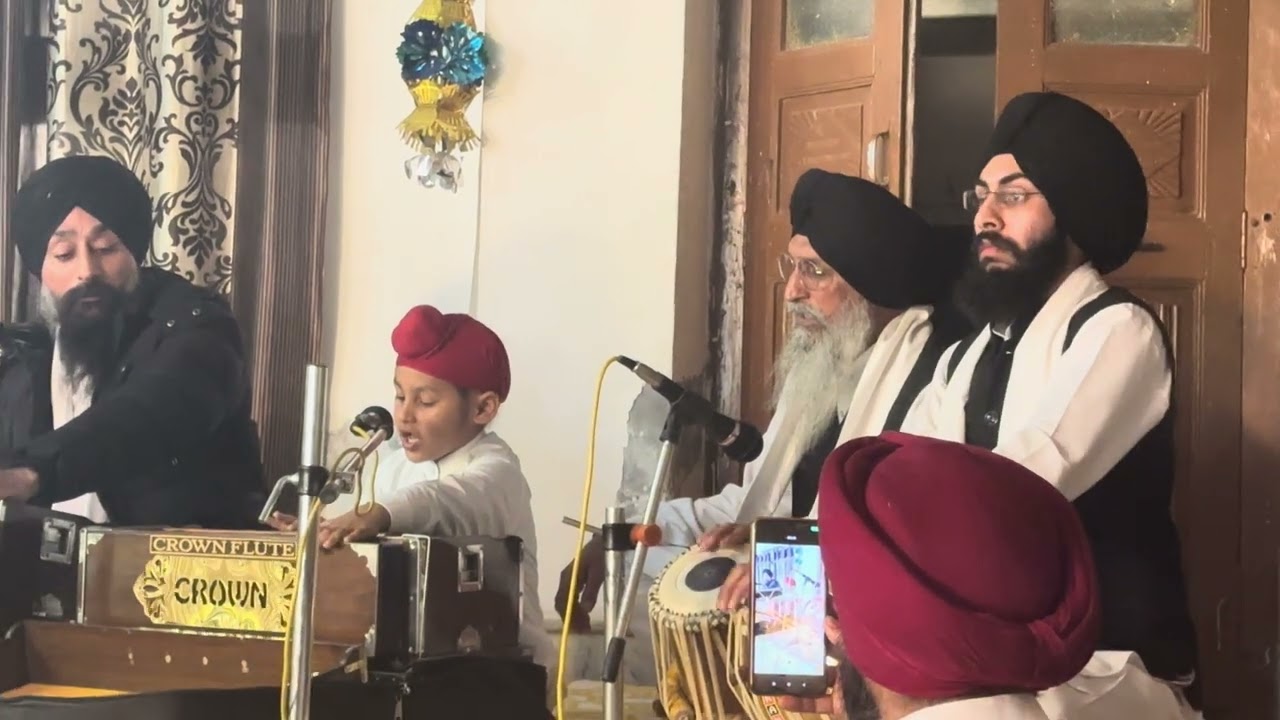 7 years old baby doing shabad kirtan sangat g bless him 🙏🏻