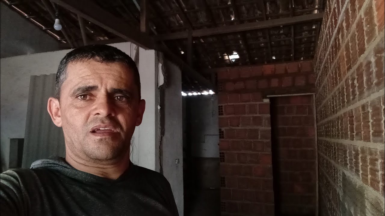 Está construída, a parede divisória. Na lanchonete 