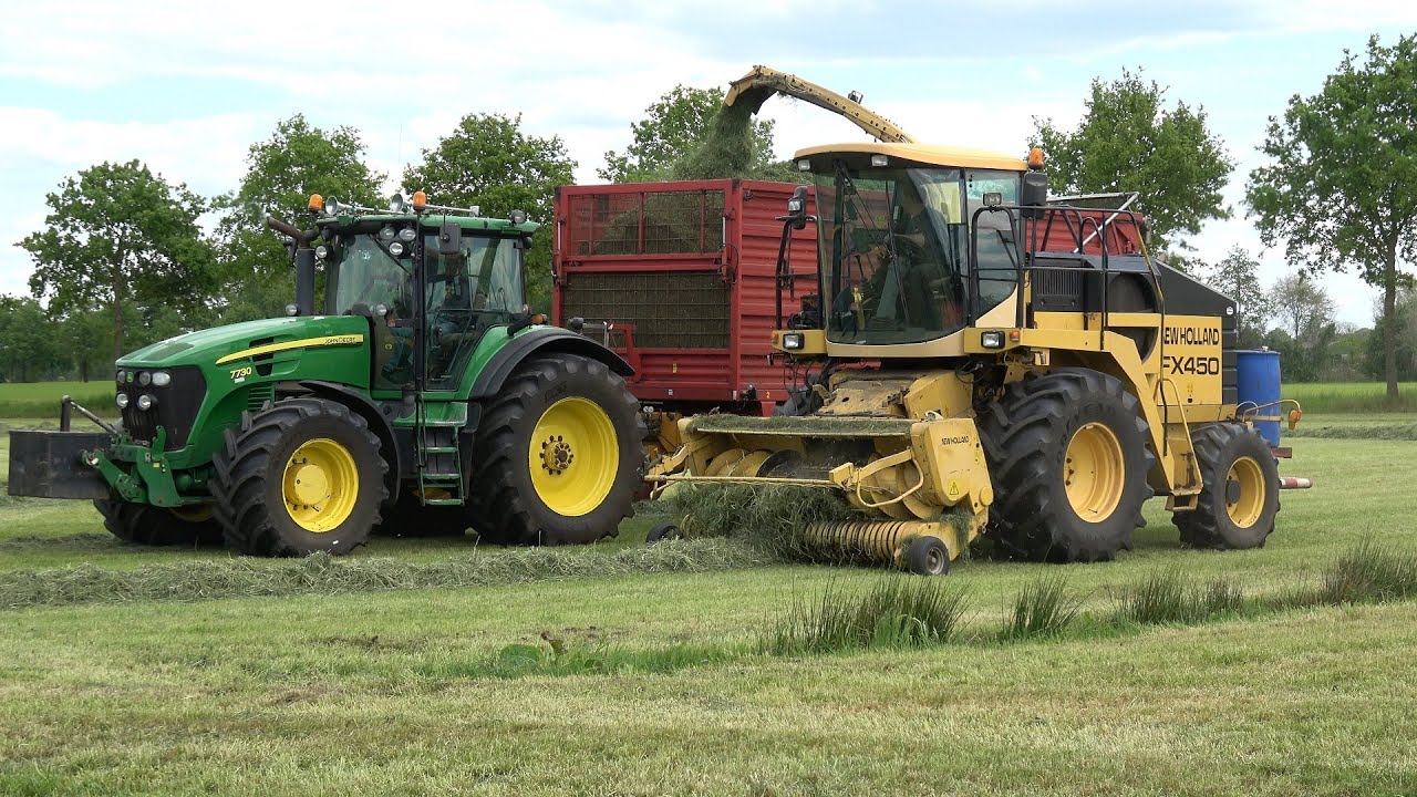 Gras hakselen met een New Holland FX450 en 2 John Deere trekkers met Schuitemaker wagens (2025)