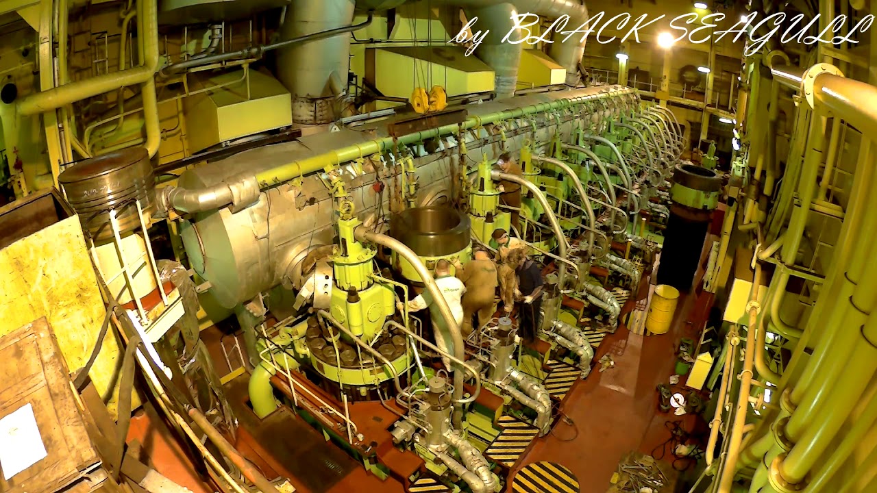 Main engine overhauling with changing piston crown and cylinder liner