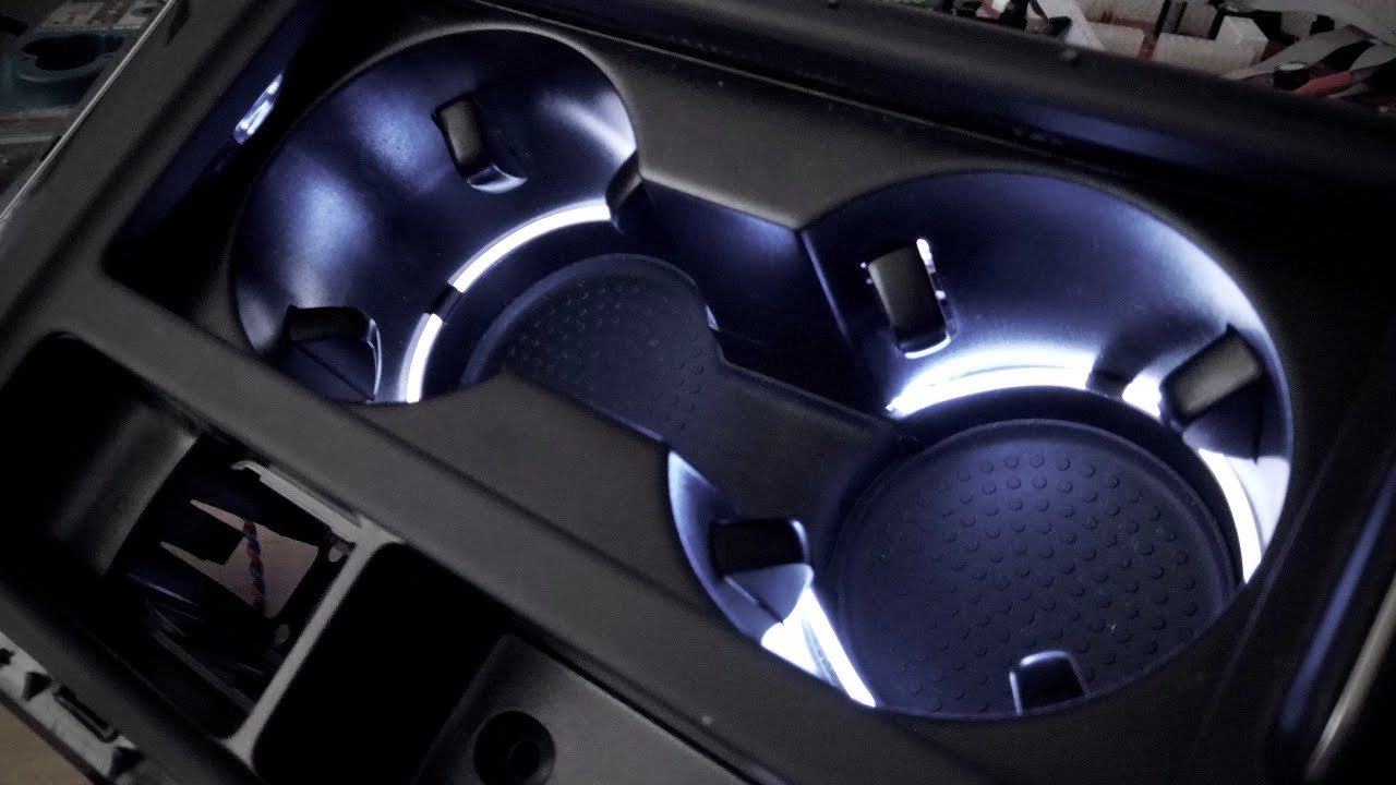 Światłowód w uchwycie na napoje VW Golf MK7