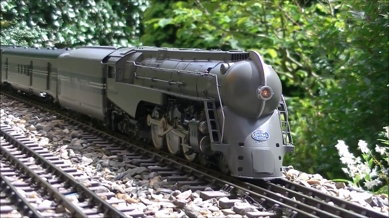 Lionel Smithsonian NYC Dreyfuss Hudson and train