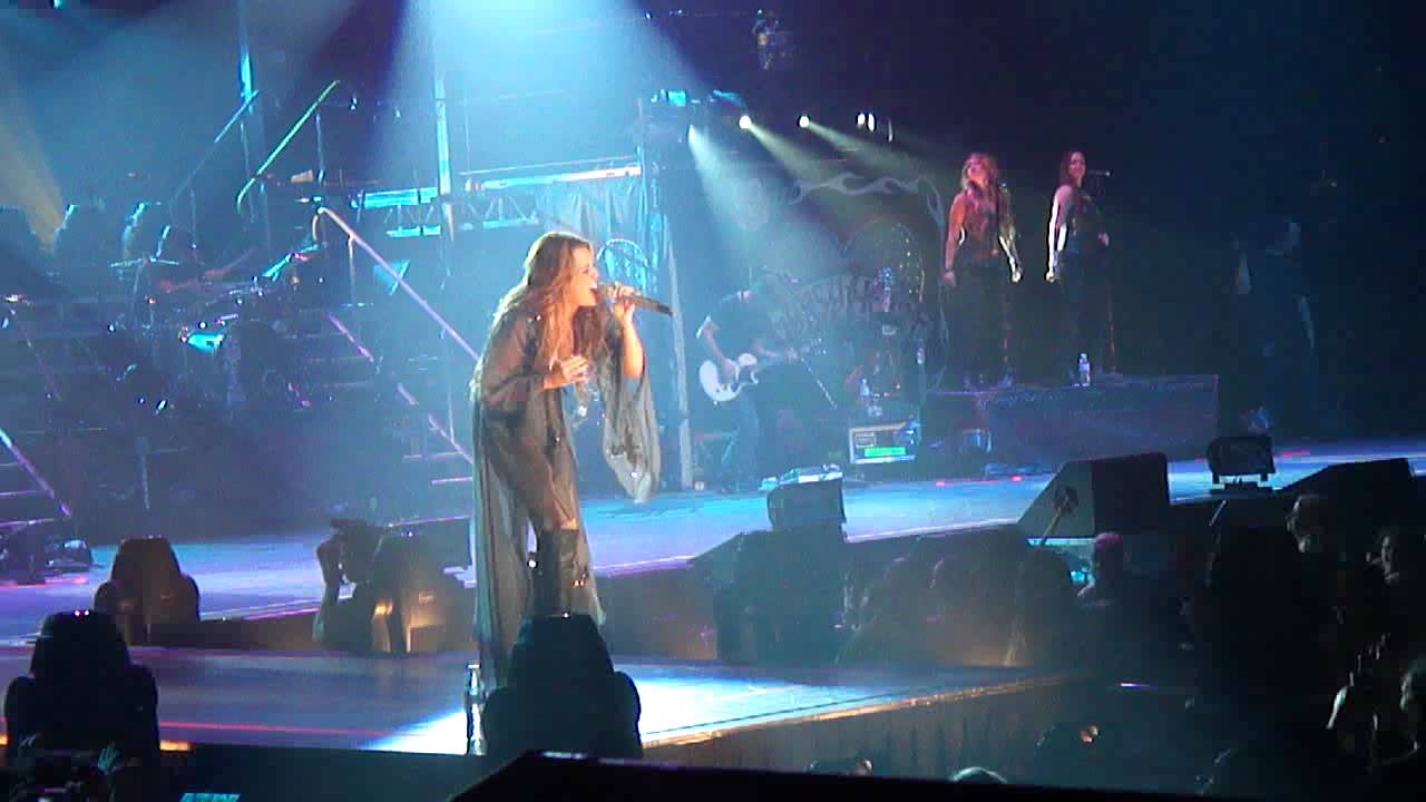 Driveway - Miley Cyrus live in Melbourne (23rd June 2011)