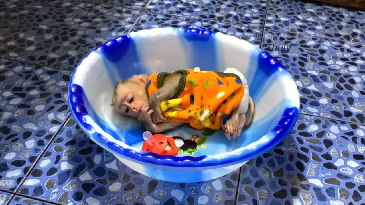 P..r Zhuly Stay Lonely In Bathtub Saddly For Night Bath