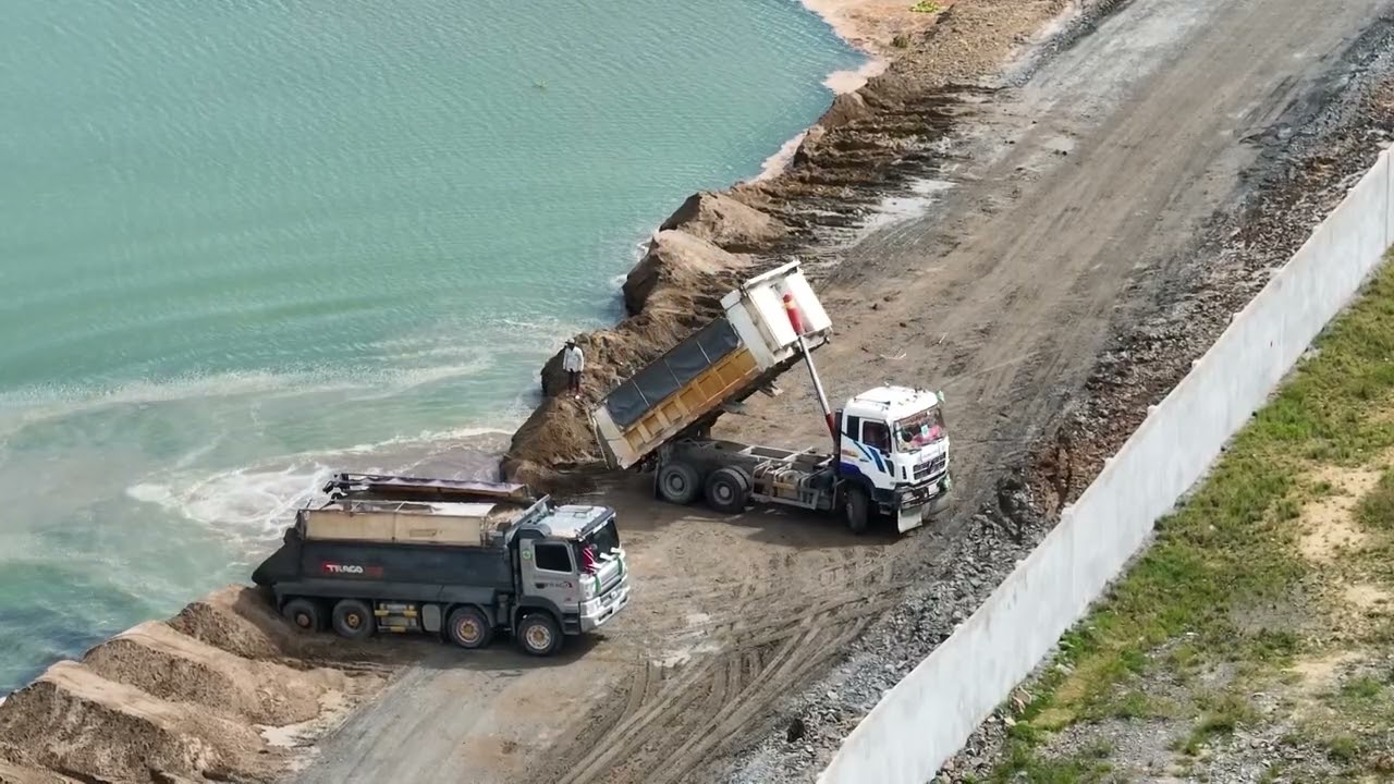 OMG Pushing Soil Sand Filling Up Wheel Loader, SHACMAN Truck 25.5Ton
